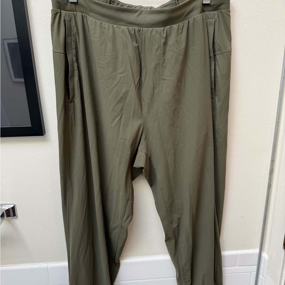 Lululemon Olive Green Joggers with Elastic Waistband and Relaxed Fit